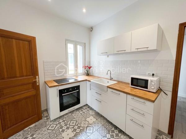 Belle opportunité à saisir, en plein cœur de Montpellier.
Situé dans un secteur recherché, à proximité immédiate de toutes les commodités, découvrez ce T3 de 65 m² environ entièrement refait à neuf, offrant un cadre de vie agréable et particulièrement calme en plein centre-ville.
Au 3ᵉ étage sans ascenseur, l'appartement bénéficie d'une organisation fonctionnelle et se compose d’un hall d'entrée, d’une agréable pièce à vivre de 18m2 environ, d’une cuisine indépendante de 9m2 environ avec son placard/cellier, de deux chambres de 11m2 environ chacune, d’une salle de bain de 4m2 environ, WC indépendant et disposant de sa cave.
L'appartement a été entièrement rénové et ne nécessite aucun travaux (double vitrage, chauffage électrique, cuisine meublée) : vous pouvez vous y installer immédiatement en tant que résidence principale ou le proposer à la location pour investisseur.
A proximité de la gare de Montpellier, des Halles Laissac, des commerces, restaurants, transports et de l'ensemble des services du centre-ville.
A visiter sans tarder !