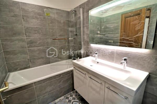 Belle opportunité à saisir, en plein cœur de Montpellier.
Situé dans un secteur recherché, à proximité immédiate de toutes les commodités, découvrez ce T3 de 65 m² environ entièrement refait à neuf, offrant un cadre de vie agréable et particulièrement calme en plein centre-ville.
Au 3ᵉ étage sans ascenseur, l'appartement bénéficie d'une organisation fonctionnelle et se compose d’un hall d'entrée, d’une agréable pièce à vivre de 18m2 environ, d’une cuisine indépendante de 9m2 environ avec son placard/cellier, de deux chambres de 11m2 environ chacune, d’une salle de bain de 4m2 environ, WC indépendant et disposant de sa cave.
L'appartement a été entièrement rénové et ne nécessite aucun travaux (double vitrage, chauffage électrique, cuisine meublée) : vous pouvez vous y installer immédiatement en tant que résidence principale ou le proposer à la location pour investisseur.
A proximité de la gare de Montpellier, des Halles Laissac, des commerces, restaurants, transports et de l'ensemble des services du centre-ville.
A visiter sans tarder !