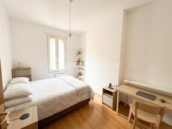 Belle opportunité à saisir, en plein cœur de Montpellier.
Situé dans un secteur recherché, à proximité immédiate de toutes les commodités, découvrez ce T3 de 65 m² environ entièrement refait à neuf, offrant un cadre de vie agréable et particulièrement calme en plein centre-ville.
Au 3ᵉ étage sans ascenseur, l'appartement bénéficie d'une organisation fonctionnelle et se compose d’un hall d'entrée, d’une agréable pièce à vivre de 18m2 environ, d’une cuisine indépendante de 9m2 environ avec son placard/cellier, de deux chambres de 11m2 environ chacune, d’une salle de bain de 4m2 environ, WC indépendant et disposant de sa cave.
L'appartement a été entièrement rénové et ne nécessite aucun travaux (double vitrage, chauffage électrique, cuisine meublée) : vous pouvez vous y installer immédiatement en tant que résidence principale ou le proposer à la location pour investisseur.
A proximité de la gare de Montpellier, des Halles Laissac, des commerces, restaurants, transports et de l'ensemble des services du centre-ville.
A visiter sans tarder !
