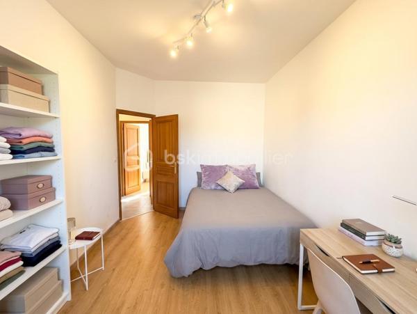 Belle opportunité à saisir, en plein cœur de Montpellier.
Situé dans un secteur recherché, à proximité immédiate de toutes les commodités, découvrez ce T3 de 65 m² environ entièrement refait à neuf, offrant un cadre de vie agréable et particulièrement calme en plein centre-ville.
Au 3ᵉ étage sans ascenseur, l'appartement bénéficie d'une organisation fonctionnelle et se compose d’un hall d'entrée, d’une agréable pièce à vivre de 18m2 environ, d’une cuisine indépendante de 9m2 environ avec son placard/cellier, de deux chambres de 11m2 environ chacune, d’une salle de bain de 4m2 environ, WC indépendant et disposant de sa cave.
L'appartement a été entièrement rénové et ne nécessite aucun travaux (double vitrage, chauffage électrique, cuisine meublée) : vous pouvez vous y installer immédiatement en tant que résidence principale ou le proposer à la location pour investisseur.
A proximité de la gare de Montpellier, des Halles Laissac, des commerces, restaurants, transports et de l'ensemble des services du centre-ville.
A visiter sans tarder !
