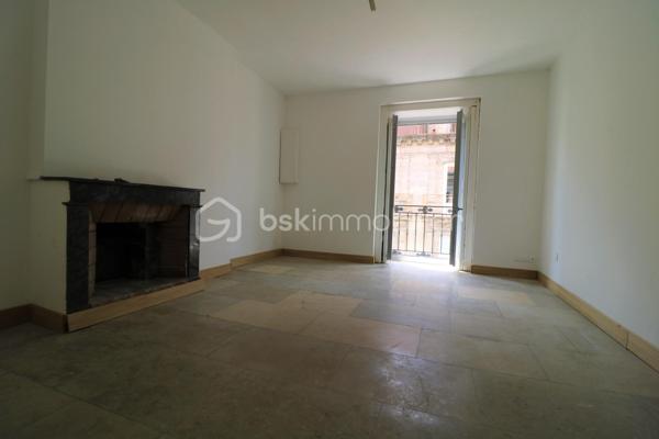 Belle opportunité à saisir, en plein cœur de Montpellier.
Situé dans un secteur recherché, à proximité immédiate de toutes les commodités, découvrez ce T3 de 65 m² environ entièrement refait à neuf, offrant un cadre de vie agréable et particulièrement calme en plein centre-ville.
Au 3ᵉ étage sans ascenseur, l'appartement bénéficie d'une organisation fonctionnelle et se compose d’un hall d'entrée, d’une agréable pièce à vivre de 18m2 environ, d’une cuisine indépendante de 9m2 environ avec son placard/cellier, de deux chambres de 11m2 environ chacune, d’une salle de bain de 4m2 environ, WC indépendant et disposant de sa cave.
L'appartement a été entièrement rénové et ne nécessite aucun travaux (double vitrage, chauffage électrique, cuisine meublée) : vous pouvez vous y installer immédiatement en tant que résidence principale ou le proposer à la location pour investisseur.
A proximité de la gare de Montpellier, des Halles Laissac, des commerces, restaurants, transports et de l'ensemble des services du centre-ville.
A visiter sans tarder !
