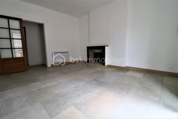 Belle opportunité à saisir, en plein cœur de Montpellier.
Situé dans un secteur recherché, à proximité immédiate de toutes les commodités, découvrez ce T3 de 65 m² environ entièrement refait à neuf, offrant un cadre de vie agréable et particulièrement calme en plein centre-ville.
Au 3ᵉ étage sans ascenseur, l'appartement bénéficie d'une organisation fonctionnelle et se compose d’un hall d'entrée, d’une agréable pièce à vivre de 18m2 environ, d’une cuisine indépendante de 9m2 environ avec son placard/cellier, de deux chambres de 11m2 environ chacune, d’une salle de bain de 4m2 environ, WC indépendant et disposant de sa cave.
L'appartement a été entièrement rénové et ne nécessite aucun travaux (double vitrage, chauffage électrique, cuisine meublée) : vous pouvez vous y installer immédiatement en tant que résidence principale ou le proposer à la location pour investisseur.
A proximité de la gare de Montpellier, des Halles Laissac, des commerces, restaurants, transports et de l'ensemble des services du centre-ville.
A visiter sans tarder !