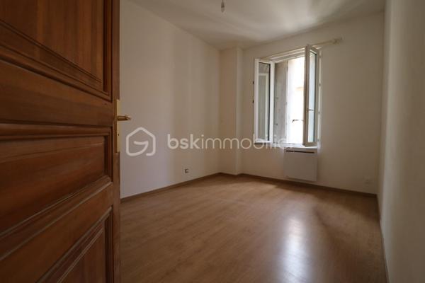 Belle opportunité à saisir, en plein cœur de Montpellier.
Situé dans un secteur recherché, à proximité immédiate de toutes les commodités, découvrez ce T3 de 65 m² environ entièrement refait à neuf, offrant un cadre de vie agréable et particulièrement calme en plein centre-ville.
Au 3ᵉ étage sans ascenseur, l'appartement bénéficie d'une organisation fonctionnelle et se compose d’un hall d'entrée, d’une agréable pièce à vivre de 18m2 environ, d’une cuisine indépendante de 9m2 environ avec son placard/cellier, de deux chambres de 11m2 environ chacune, d’une salle de bain de 4m2 environ, WC indépendant et disposant de sa cave.
L'appartement a été entièrement rénové et ne nécessite aucun travaux (double vitrage, chauffage électrique, cuisine meublée) : vous pouvez vous y installer immédiatement en tant que résidence principale ou le proposer à la location pour investisseur.
A proximité de la gare de Montpellier, des Halles Laissac, des commerces, restaurants, transports et de l'ensemble des services du centre-ville.
A visiter sans tarder !
