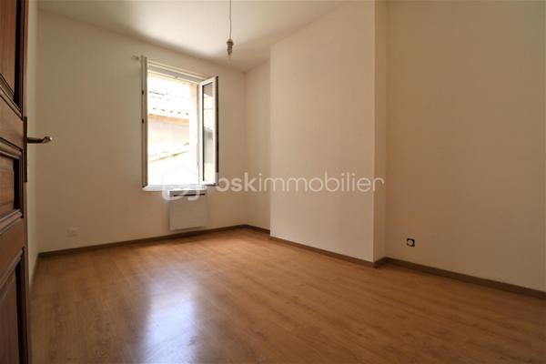 Belle opportunité à saisir, en plein cœur de Montpellier.
Situé dans un secteur recherché, à proximité immédiate de toutes les commodités, découvrez ce T3 de 65 m² environ entièrement refait à neuf, offrant un cadre de vie agréable et particulièrement calme en plein centre-ville.
Au 3ᵉ étage sans ascenseur, l'appartement bénéficie d'une organisation fonctionnelle et se compose d’un hall d'entrée, d’une agréable pièce à vivre de 18m2 environ, d’une cuisine indépendante de 9m2 environ avec son placard/cellier, de deux chambres de 11m2 environ chacune, d’une salle de bain de 4m2 environ, WC indépendant et disposant de sa cave.
L'appartement a été entièrement rénové et ne nécessite aucun travaux (double vitrage, chauffage électrique, cuisine meublée) : vous pouvez vous y installer immédiatement en tant que résidence principale ou le proposer à la location pour investisseur.
A proximité de la gare de Montpellier, des Halles Laissac, des commerces, restaurants, transports et de l'ensemble des services du centre-ville.
A visiter sans tarder !