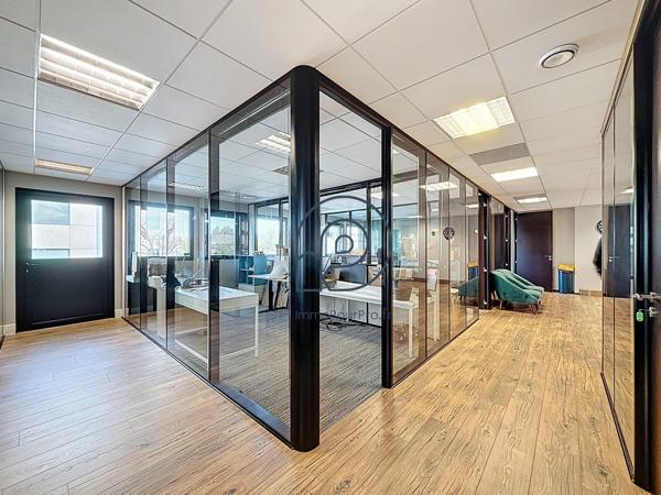 176 m2 de bureaux déja aménagés au 1er étage en parfait état