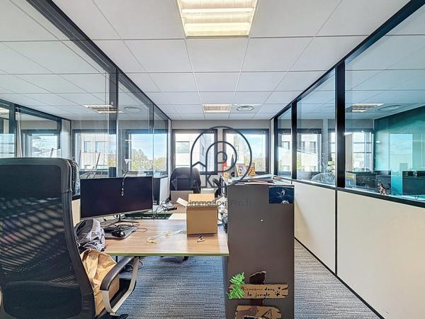 176 m2 de bureaux déja aménagés au 1er étage en parfait état