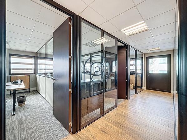 176 m2 de bureaux déja aménagés au 1er étage en parfait état