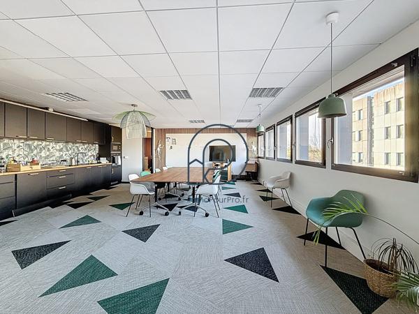 176 m2 de bureaux déja aménagés au 1er étage en parfait état