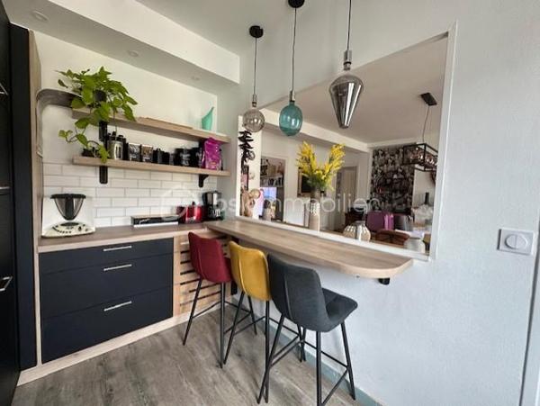 Un appartement situé au centre ville, au deuxième étage comprenant une entrée, une cuisine aménagée ouverte sur séjour, un salon, un wc, une salle de douche, deux chambres. Un grenier aménageable de 59m2, une cave. Charge de copropriété 87 euros par trimestre (eau froide, électricité des communs).