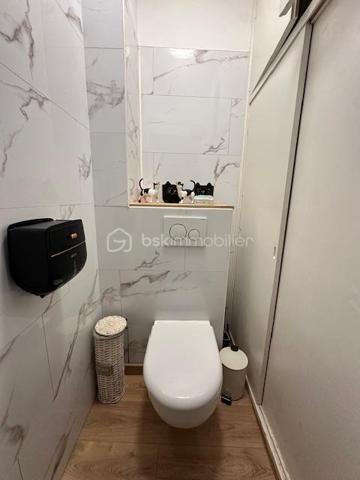 Un appartement situé au centre ville, au deuxième étage comprenant une entrée, une cuisine aménagée ouverte sur séjour, un salon, un wc, une salle de douche, deux chambres. Un grenier aménageable de 59m2, une cave. Charge de copropriété 87 euros par trimestre (eau froide, électricité des communs).