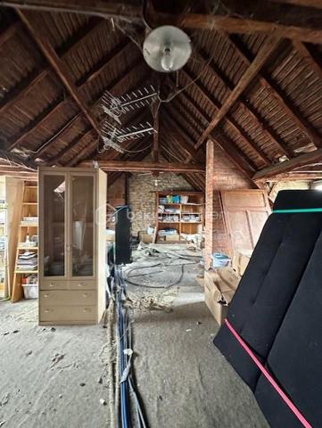 Un appartement situé au centre ville, au deuxième étage comprenant une entrée, une cuisine aménagée ouverte sur séjour, un salon, un wc, une salle de douche, deux chambres. Un grenier aménageable de 59m2, une cave. Charge de copropriété 87 euros par trimestre (eau froide, électricité des communs).