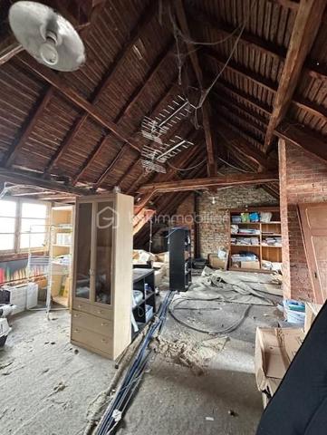 Un appartement situé au centre ville, au deuxième étage comprenant une entrée, une cuisine aménagée ouverte sur séjour, un salon, un wc, une salle de douche, deux chambres. Un grenier aménageable de 59m2, une cave. Charge de copropriété 87 euros par trimestre (eau froide, électricité des communs).