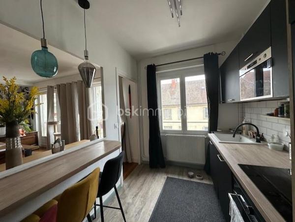 Un appartement situé au centre ville, au deuxième étage comprenant une entrée, une cuisine aménagée ouverte sur séjour, un salon, un wc, une salle de douche, deux chambres. Un grenier aménageable de 59m2, une cave. Charge de copropriété 87 euros par trimestre (eau froide, électricité des communs).