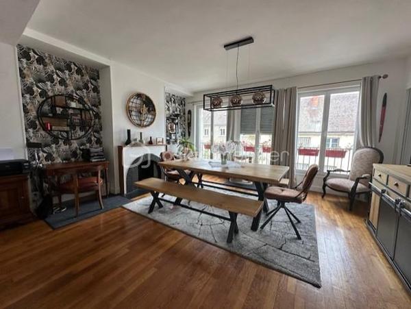 Un appartement situé au centre ville, au deuxième étage comprenant une entrée, une cuisine aménagée ouverte sur séjour, un salon, un wc, une salle de douche, deux chambres. Un grenier aménageable de 59m2, une cave. Charge de copropriété 87 euros par trimestre (eau froide, électricité des communs).