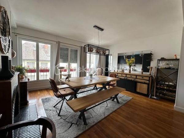 Un appartement situé au centre ville, au deuxième étage comprenant une entrée, une cuisine aménagée ouverte sur séjour, un salon, un wc, une salle de douche, deux chambres. Un grenier aménageable de 59m2, une cave. Charge de copropriété 87 euros par trimestre (eau froide, électricité des communs).