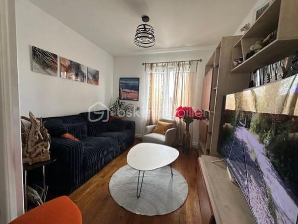 Un appartement situé au centre ville, au deuxième étage comprenant une entrée, une cuisine aménagée ouverte sur séjour, un salon, un wc, une salle de douche, deux chambres. Un grenier aménageable de 59m2, une cave. Charge de copropriété 87 euros par trimestre (eau froide, électricité des communs).