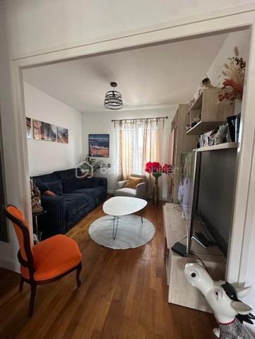 Un appartement situé au centre ville, au deuxième étage comprenant une entrée, une cuisine aménagée ouverte sur séjour, un salon, un wc, une salle de douche, deux chambres. Un grenier aménageable de 59m2, une cave. Charge de copropriété 87 euros par trimestre (eau froide, électricité des communs).