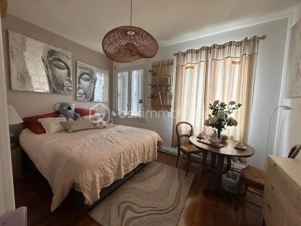 Un appartement situé au centre ville, au deuxième étage comprenant une entrée, une cuisine aménagée ouverte sur séjour, un salon, un wc, une salle de douche, deux chambres. Un grenier aménageable de 59m2, une cave. Charge de copropriété 87 euros par trimestre (eau froide, électricité des communs).