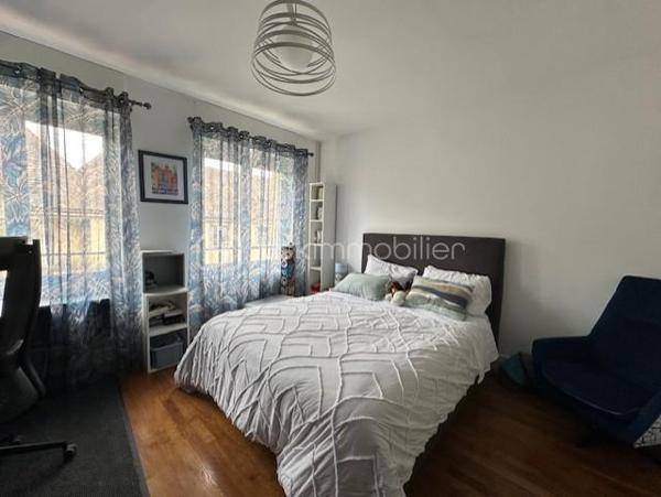 Un appartement situé au centre ville, au deuxième étage comprenant une entrée, une cuisine aménagée ouverte sur séjour, un salon, un wc, une salle de douche, deux chambres. Un grenier aménageable de 59m2, une cave. Charge de copropriété 87 euros par trimestre (eau froide, électricité des communs).