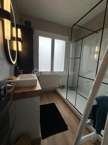 Un appartement situé au centre ville, au deuxième étage comprenant une entrée, une cuisine aménagée ouverte sur séjour, un salon, un wc, une salle de douche, deux chambres. Un grenier aménageable de 59m2, une cave. Charge de copropriété 87 euros par trimestre (eau froide, électricité des communs).