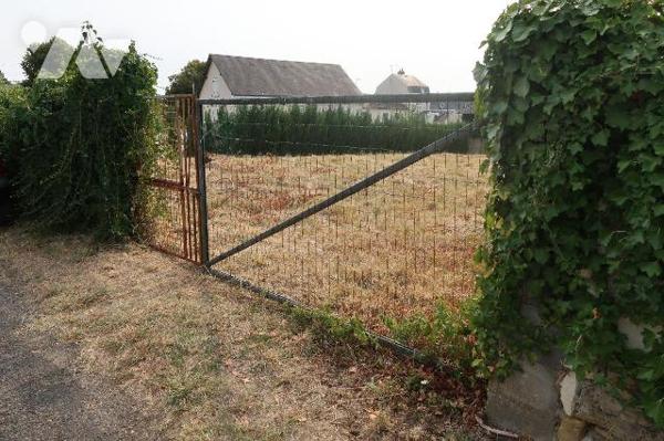 Quartier Est - Parcelle de terrain constructible d'env. 1000m2, en partie clôturée ;
viabilisa...