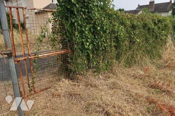 Quartier Est - Parcelle de terrain constructible d'env. 1000m2, en partie clôturée ;
viabilisa...