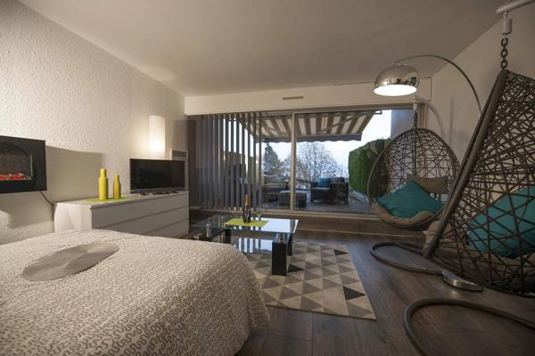 ✨ À vendre – Studio rénové avec grande terrasse aux 3 Épis ✨