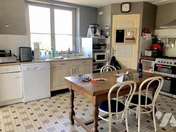 Proche MALICORNE SUR SARTHE : FERMETTE RENOVEE avec grandes dépendances