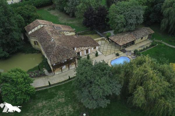 MOULIN RÉNOVÉ  10  Pièces  •  9  Chambres  •  480 m²  •  40424 m² de terrain