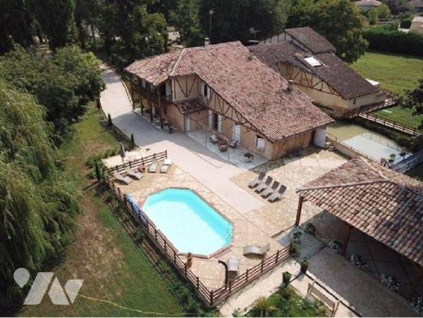 MOULIN RÉNOVÉ  10  Pièces  •  9  Chambres  •  480 m²  •  40424 m² de terrain