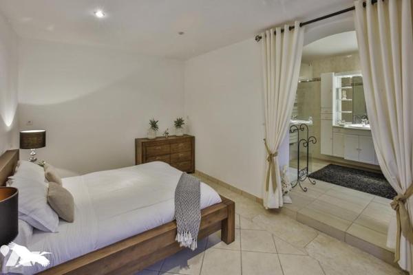 MOULIN RÉNOVÉ  10  Pièces  •  9  Chambres  •  480 m²  •  40424 m² de terrain