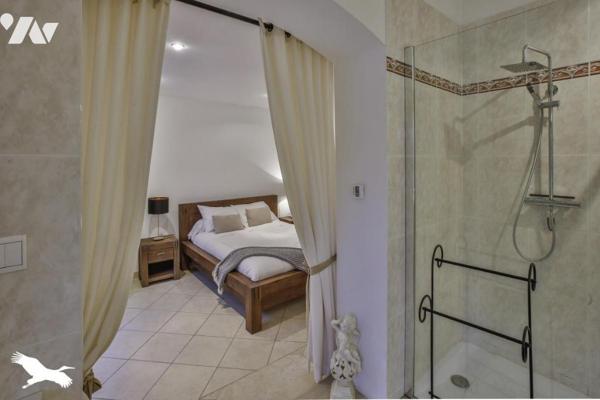 MOULIN RÉNOVÉ  10  Pièces  •  9  Chambres  •  480 m²  •  40424 m² de terrain