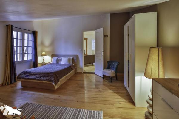 MOULIN RÉNOVÉ  10  Pièces  •  9  Chambres  •  480 m²  •  40424 m² de terrain