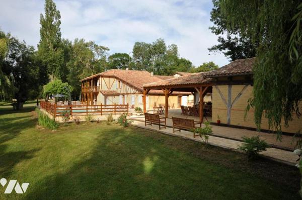 MOULIN RÉNOVÉ  10  Pièces  •  9  Chambres  •  480 m²  •  40424 m² de terrain