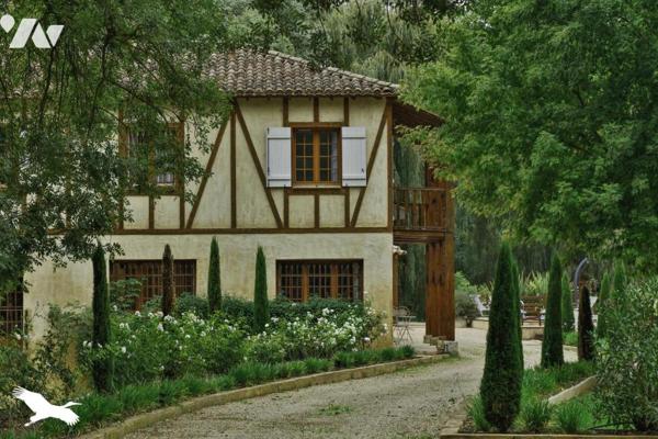 MOULIN RÉNOVÉ  10  Pièces  •  9  Chambres  •  480 m²  •  40424 m² de terrain