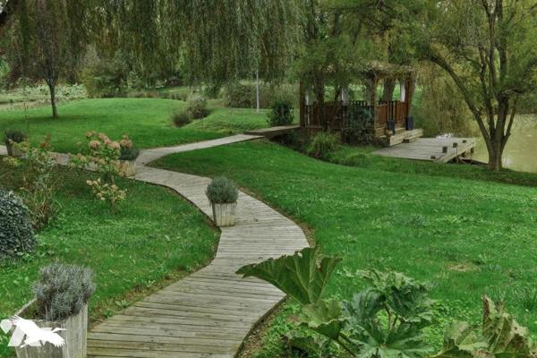 MOULIN RÉNOVÉ  10  Pièces  •  9  Chambres  •  480 m²  •  40424 m² de terrain