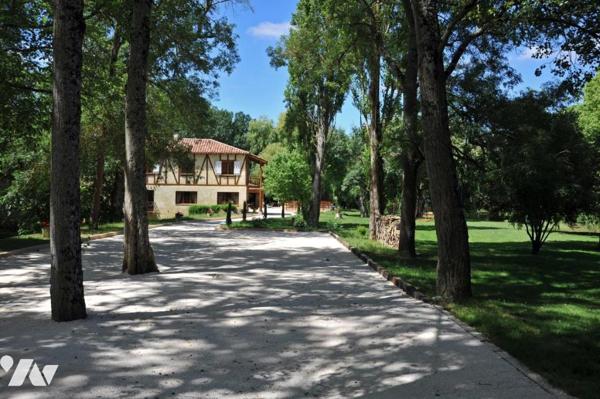 MOULIN RÉNOVÉ  10  Pièces  •  9  Chambres  •  480 m²  •  40424 m² de terrain