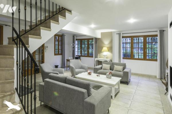 MOULIN RÉNOVÉ  10  Pièces  •  9  Chambres  •  480 m²  •  40424 m² de terrain