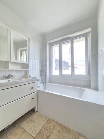 Appartement
                                                                                                                                                                                                                                                                                                                        5 pièce(s)                                                                                                                                                                                                          3 chambre(s)                                                                                                                                                                                                          128.65  m²