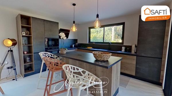 À Vendre : Villa Meublée à Saint-Aygulf – Proche Mer, 5 Suites, Piscine, 4 Parkings.