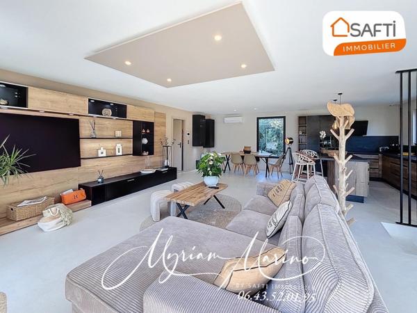 À Vendre : Villa Meublée à Saint-Aygulf – Proche Mer, 5 Suites, Piscine, 4 Parkings.