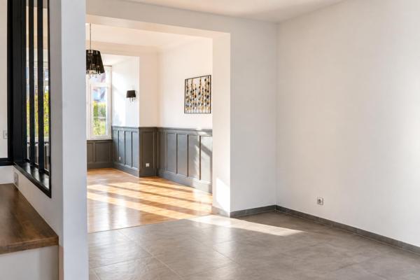 Située dans un quartier recherché et paisible, cette maison de caractère séduit par l’harmonie parfaite entre charme de l’ancien et confort contemporain.