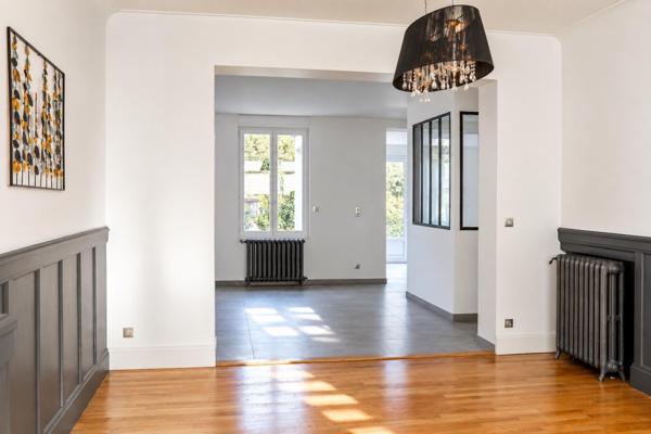 Située dans un quartier recherché et paisible, cette maison de caractère séduit par l’harmonie parfaite entre charme de l’ancien et confort contemporain.
