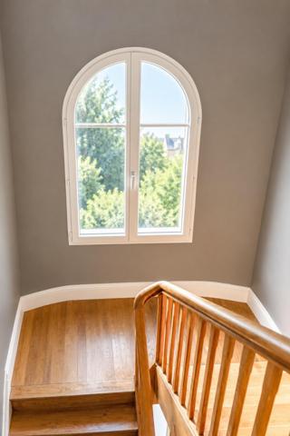 Située dans un quartier recherché et paisible, cette maison de caractère séduit par l’harmonie parfaite entre charme de l’ancien et confort contemporain.