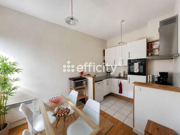 Appartement
         2 pièces
        - 60 m² 750 000 € *