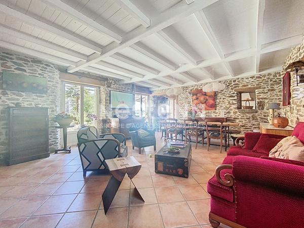 Belle bâtisse en pierre à vendre Saint Laurent Les Tours / Piscine / Cuisine d'été / 2 chambres + 1 suite parentale / Gîte possible / Double Garage / Vie de plain pied / Vue imprenable / Terrain de pétanque / Séjour cathédrale / Poulailler