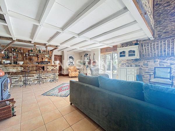 Belle bâtisse en pierre à vendre Saint Laurent Les Tours / Piscine / Cuisine d'été / 2 chambres + 1 suite parentale / Gîte possible / Double Garage / Vie de plain pied / Vue imprenable / Terrain de pétanque / Séjour cathédrale / Poulailler