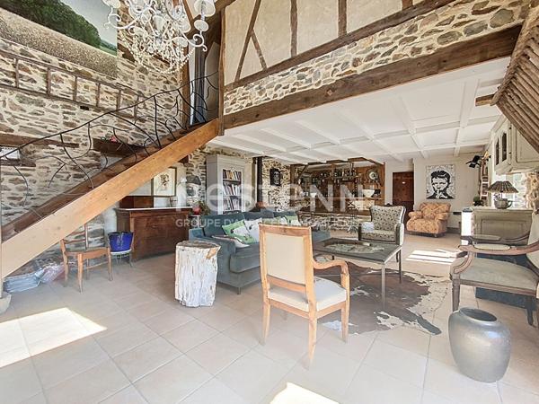 Belle bâtisse en pierre à vendre Saint Laurent Les Tours / Piscine / Cuisine d'été / 2 chambres + 1 suite parentale / Gîte possible / Double Garage / Vie de plain pied / Vue imprenable / Terrain de pétanque / Séjour cathédrale / Poulailler