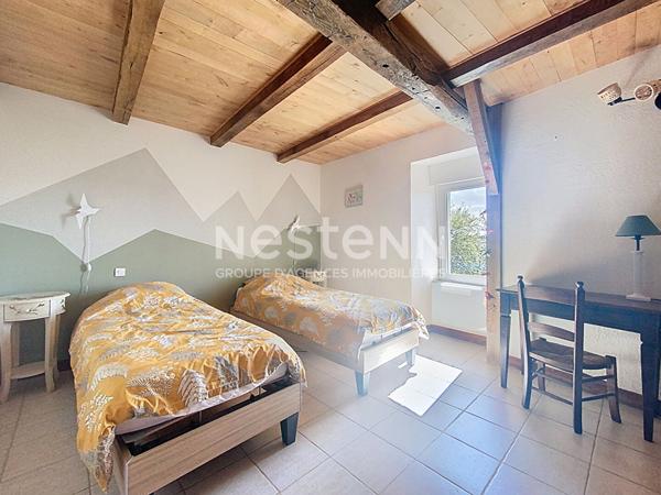 Belle bâtisse en pierre à vendre Saint Laurent Les Tours / Piscine / Cuisine d'été / 2 chambres + 1 suite parentale / Gîte possible / Double Garage / Vie de plain pied / Vue imprenable / Terrain de pétanque / Séjour cathédrale / Poulailler