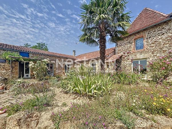 Belle bâtisse en pierre à vendre Saint Laurent Les Tours / Piscine / Cuisine d'été / 2 chambres + 1 suite parentale / Gîte possible / Double Garage / Vie de plain pied / Vue imprenable / Terrain de pétanque / Séjour cathédrale / Poulailler